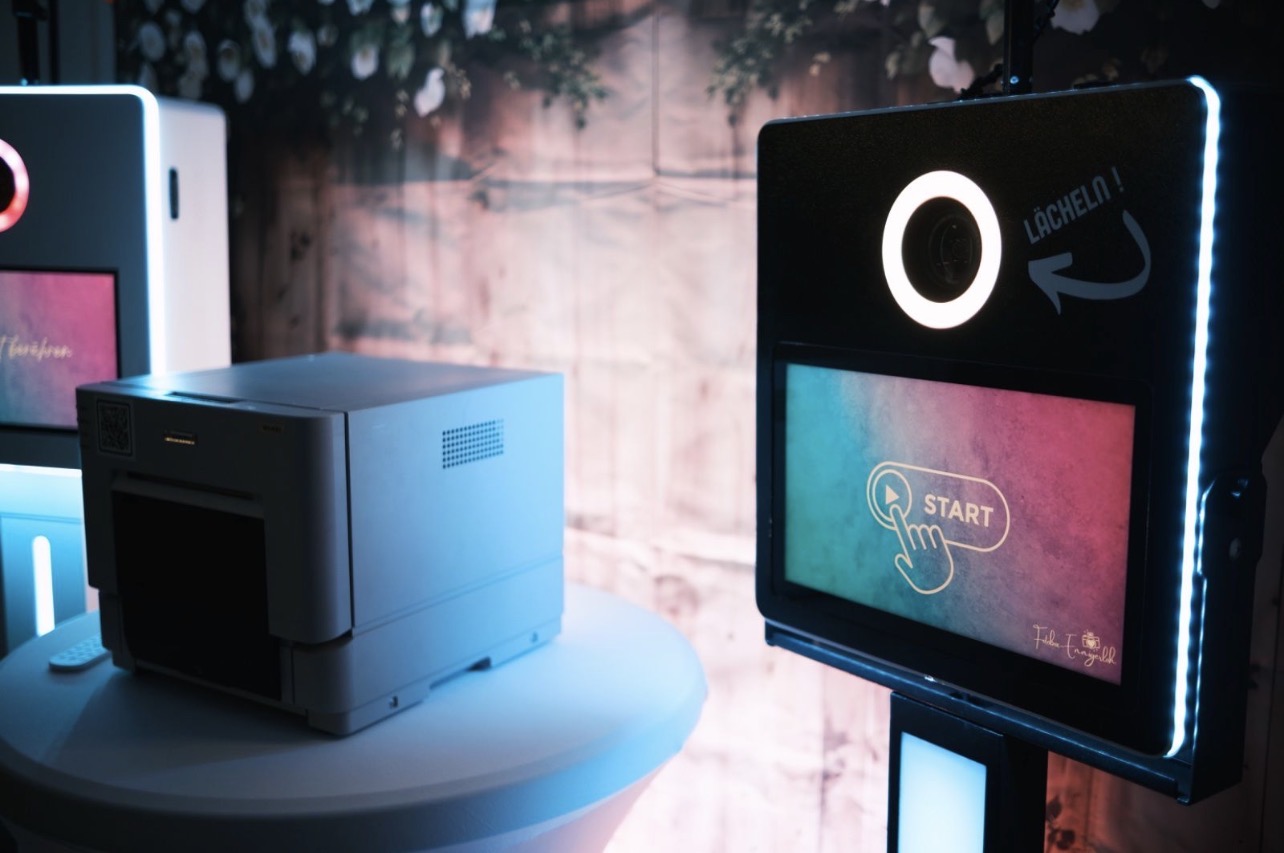 PARTIGO Fotobox mit Touchscreen für Hochzeiten, Geburtstage und Firmenfeiern
