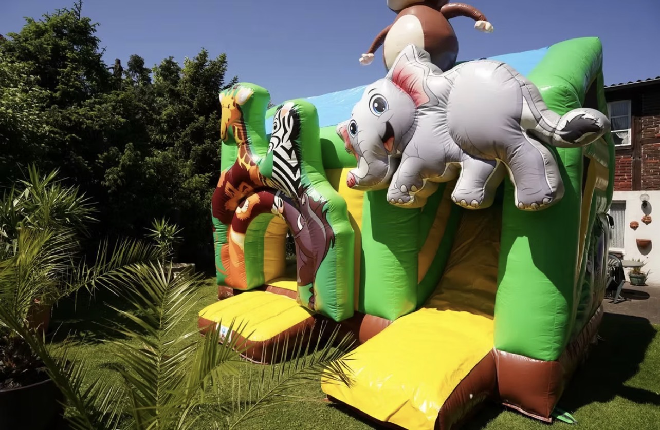 Safaripark Hüpfburg seitlich im Garten